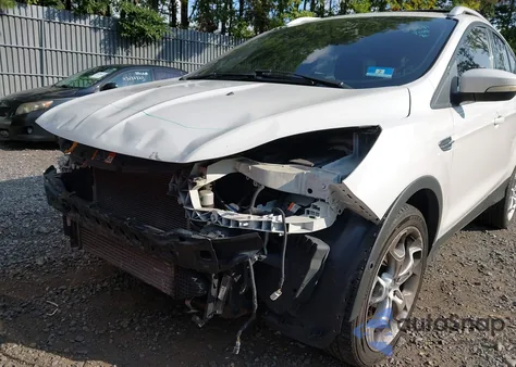 2013 Ford Escape Titanium z USA, uszkodzony, nr VIN 1FMCU9J92DUA57927